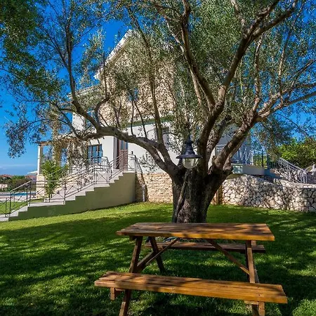 Filon Ktima Beachfront Upscale Villa *
