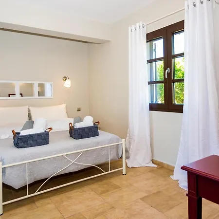 Filon Ktima Beachfront Upscale Вилла Каравадос