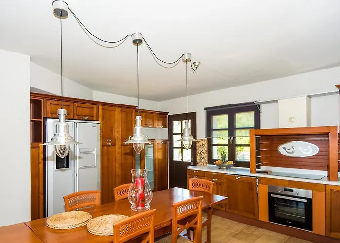 Villa Filon Ktima Beachfront Upscale *